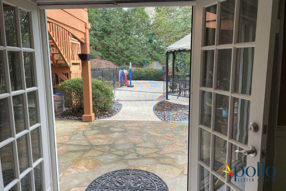 Smooth & Seamless – White Long Pull Retractable Screen